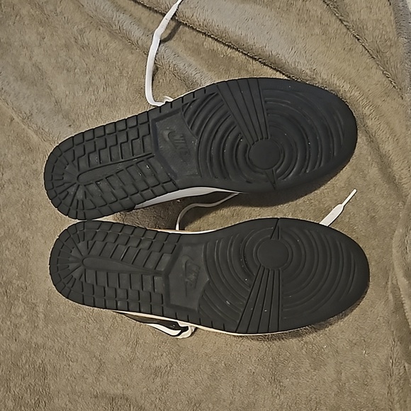 Jordan 1 Mid Patent Black White Gold (GS) - Picture 6 of 6